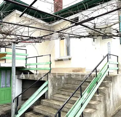 Снимка 4 — Масивна къща с 4 стаи и двор в гр. Гулянци, обл. Плевен