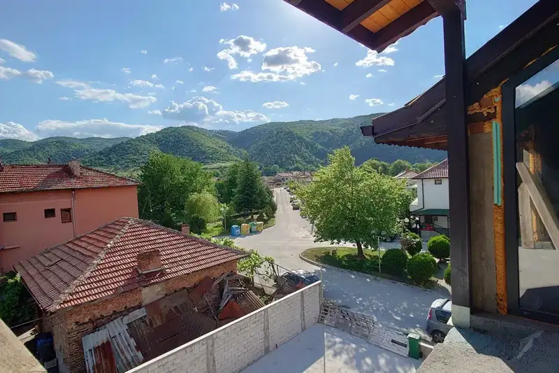 Четириетажна къща с 4 спални в гр. Кресна с двор