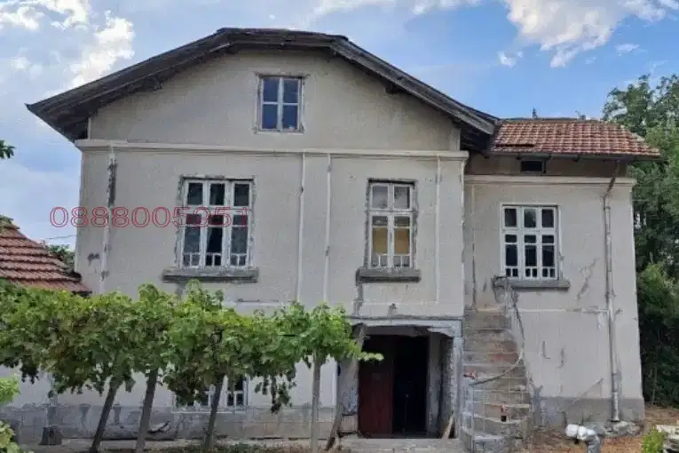 Къща с 6 стаи и голям двор в Летница, Ловеч