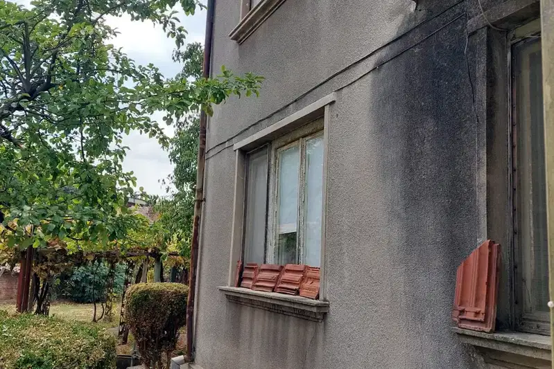 Двуетажна къща с гараж в гаров район, Левски