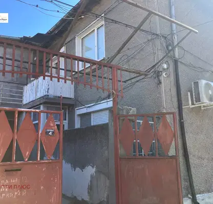 Снимка 2 — Двуетажна къща с гараж в Нови пазар, област Шумен