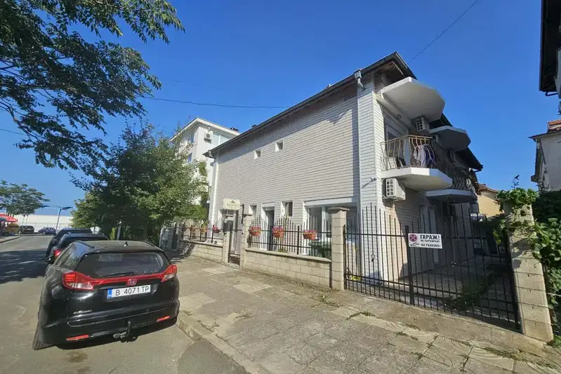 House with 14 rooms and parking in Obzor, second line to the sea