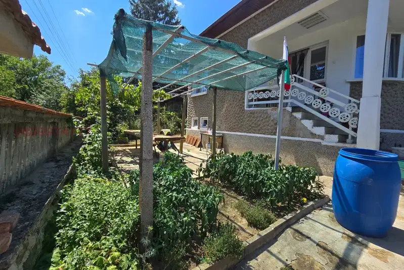 Detached house with yard and outbuildings in Omurtag