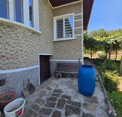 Photo 3 — Detached house with yard and outbuildings in Omurtag