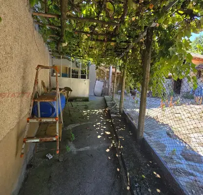 Photo 5 — Detached house with yard and outbuildings in Omurtag
