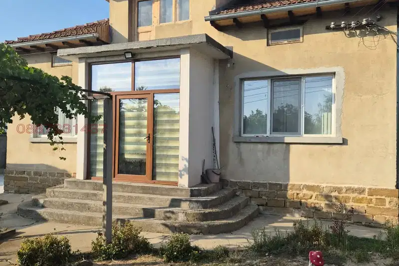 House with 3 bedrooms in Pavlikeni with yard and central heating