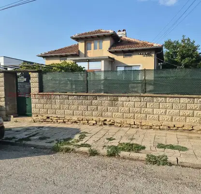 Photo 2 — House with 3 bedrooms in Pavlikeni with yard and central heating