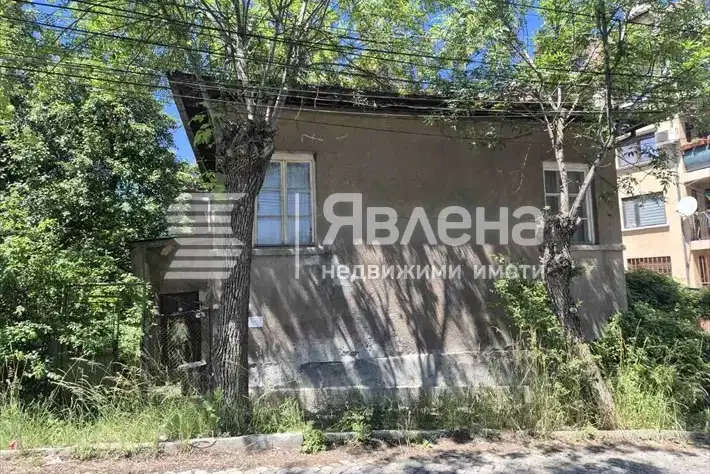 Къща в Перник, Център