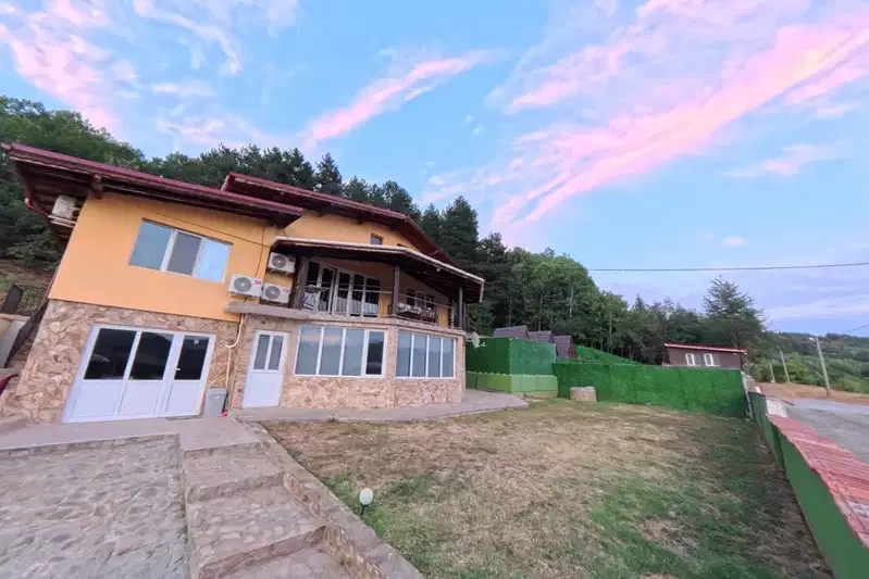 House in Pernik, Iztok