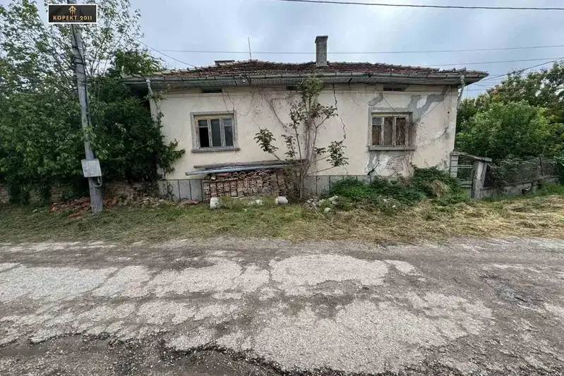 House with 2 rooms in Baniska village, Ruse region with yard