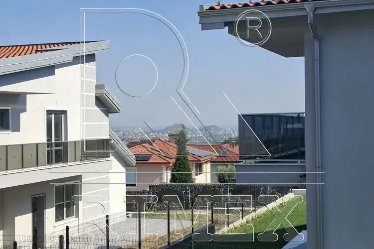 Къща с 3 стаи в с. Белащица с панорамна гледка