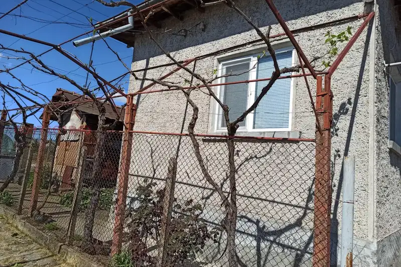 Къща с голям двор в с. Белица, област Силистра