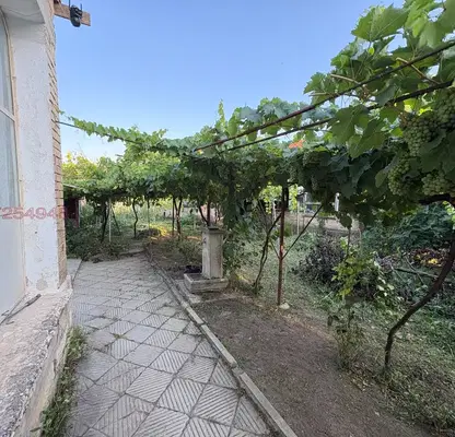 Снимка 2 — Двуетажна къща с двор 870 кв.м в с. Белоградец, област Варна