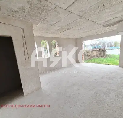 Снимка 4 — Триетажна къща с равен двор в с. Бобораци, област Перник