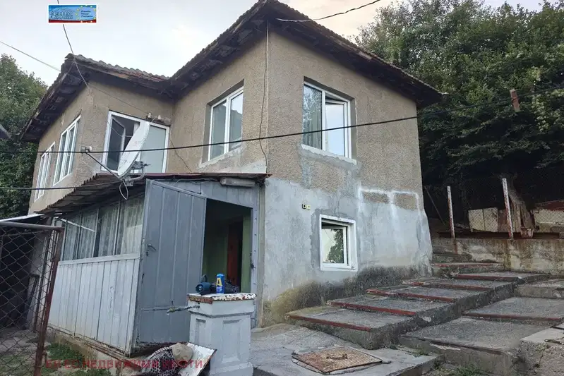 Къща с 3 стаи в с. Борнарево, област Перник с гараж