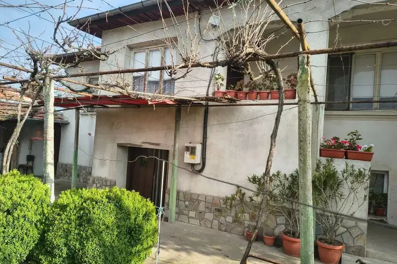 Двуетажна гредоредна къща с 3 стаи в с. Цалапица, център