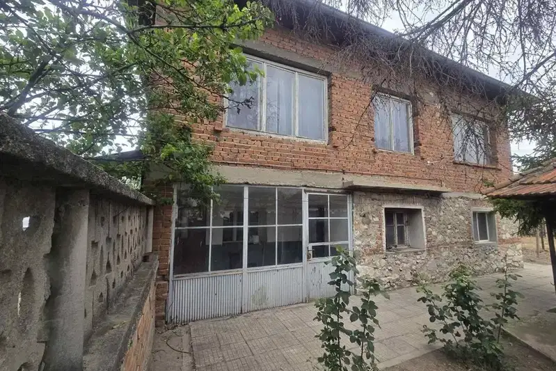 Двуетажна къща с 5 стаи в с. Цалапица, област Пловдив
