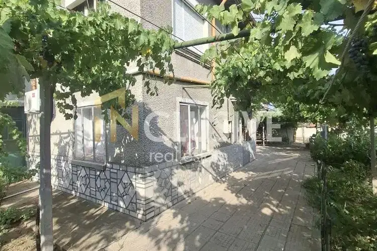 Spacious house with yard in Tsapalitsa village, Plovdiv region