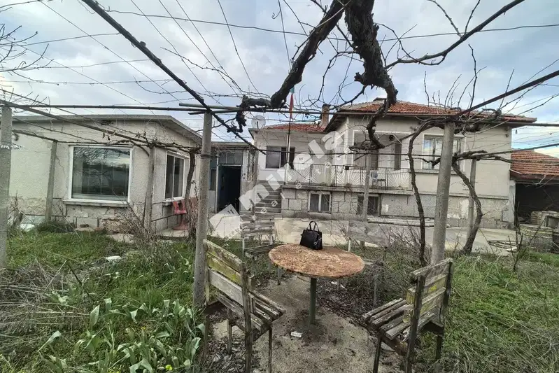 Къща с 2 спални в с. Чарган, област Ямбол с гараж