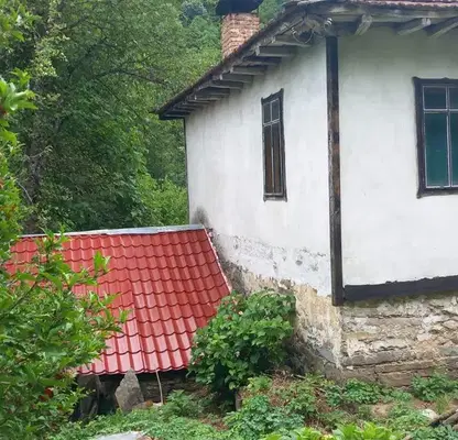 Снимка 3 — Къща с 2.6 дка земя и река в с. Черни Осъм, обл. Ловеч