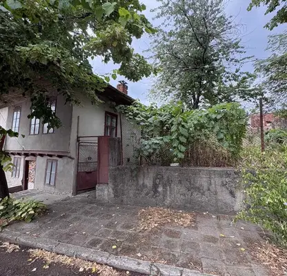 Снимка 2 — Старинна 3-стайна къща в с. Червена вода с голям двор