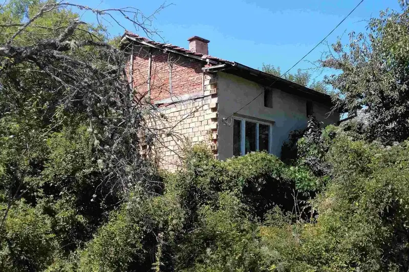 Къща с 4 стаи в с. Четирци, област Кюстендил, с двор