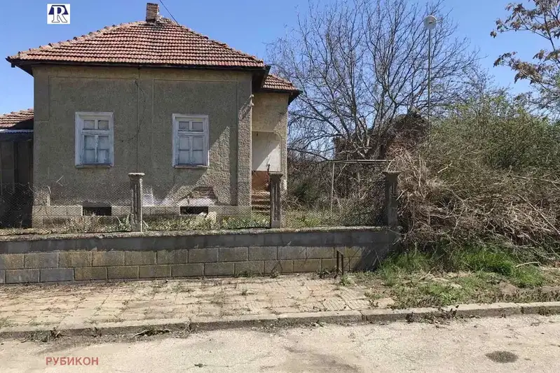 Къща с 2 спални в центъра на с. Девенци с голям двор