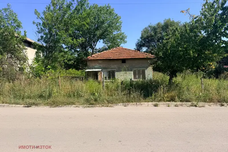 Едноетажна къща с двор в с. Дивотино, област Перник