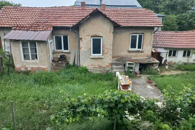 Къща с 3 стаи в с. Драгичево, област Перник, с двор