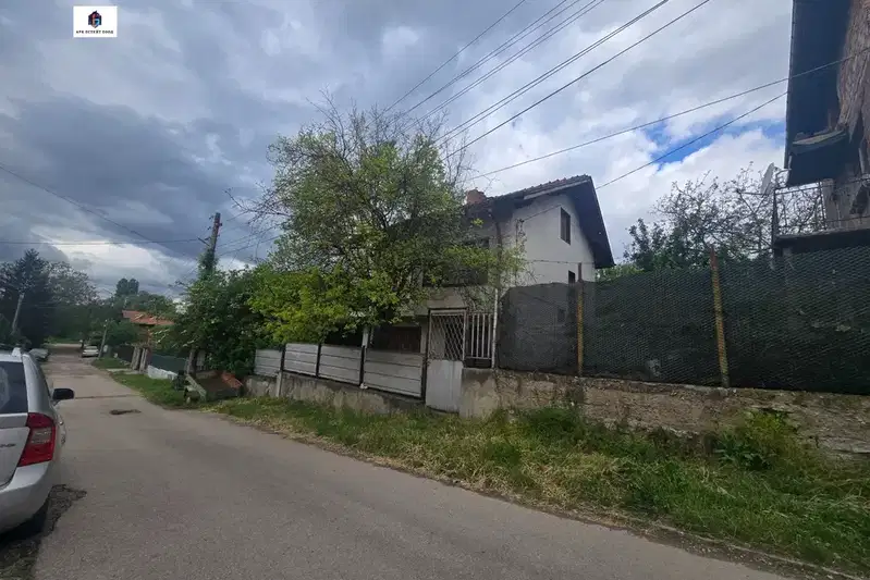 Две къщи с двор в с. Драговищица, област София