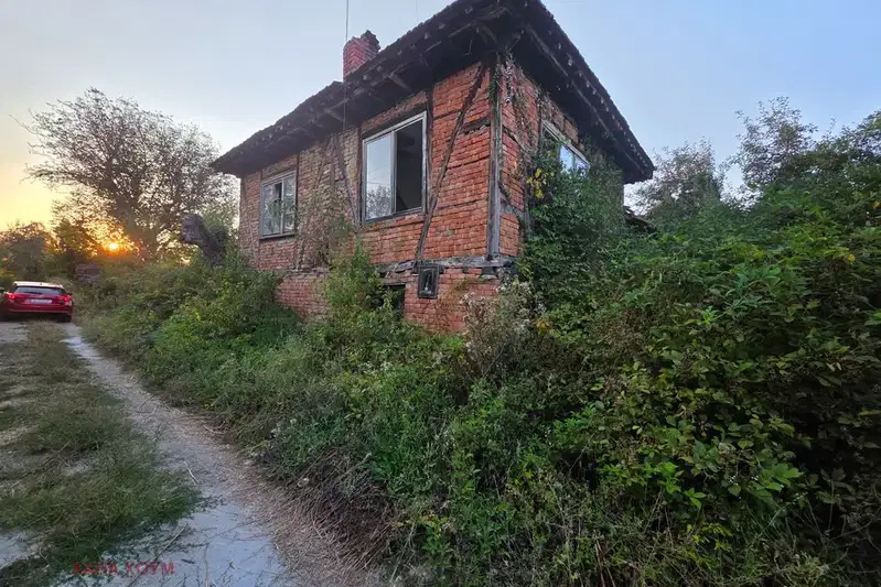 Къща с двор в с. Дълбок дол, област Ловеч