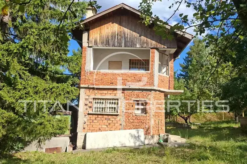 Two-storey house with large yard in German village, Razdoltsi area