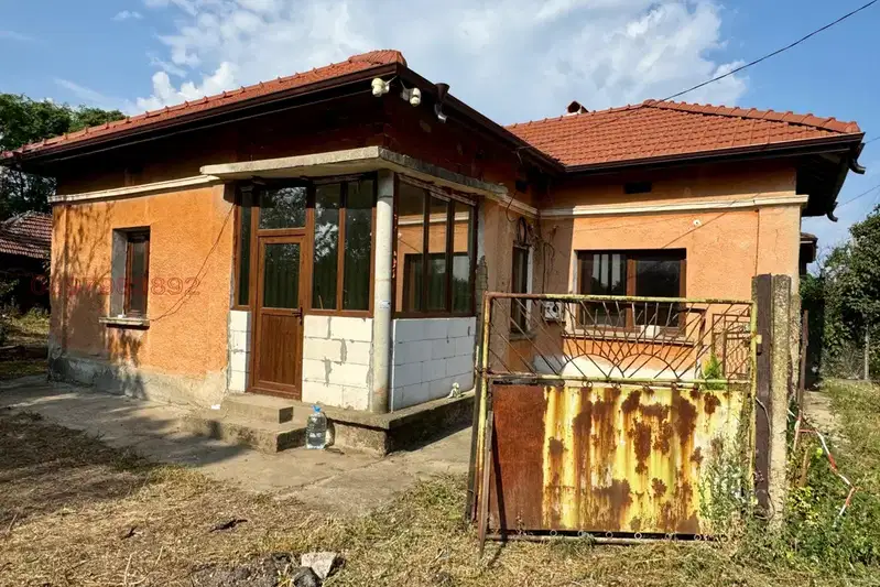 Къща с двор в с. Гложене, област Враца, със сменен покрив