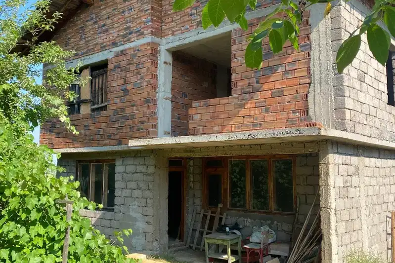 Къща 4-стаен в с. Горна Диканя с голям двор