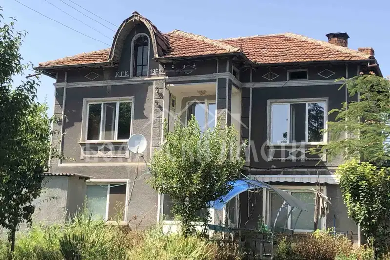 Двуетажна къща с гараж в с. Горна Липница, обл. Велико Търново