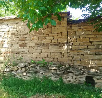 Снимка 2 — Къща с 3 стаи в с. Горна Липница, двор и навес