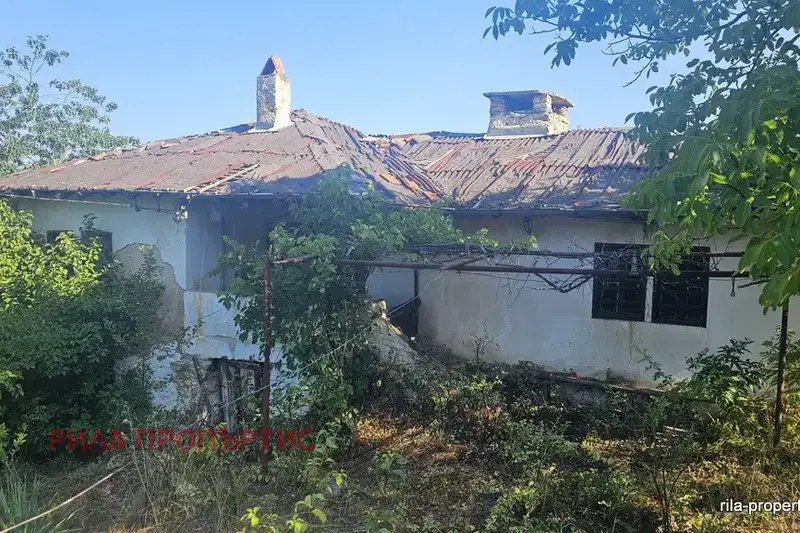 Селска къща с двор в с. Горна Василица, обл. София