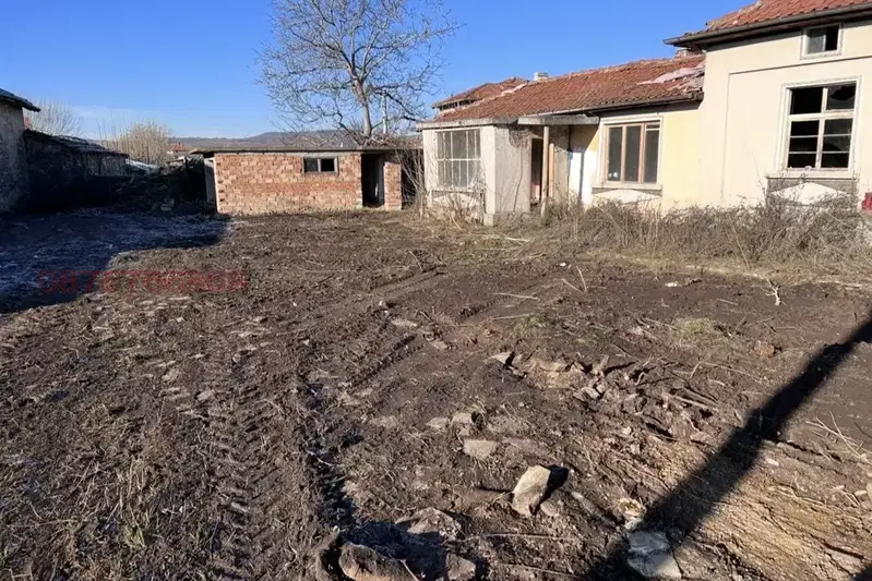 House with 2 buildings and garage in Hristiyanovo village, Stara Zagora region