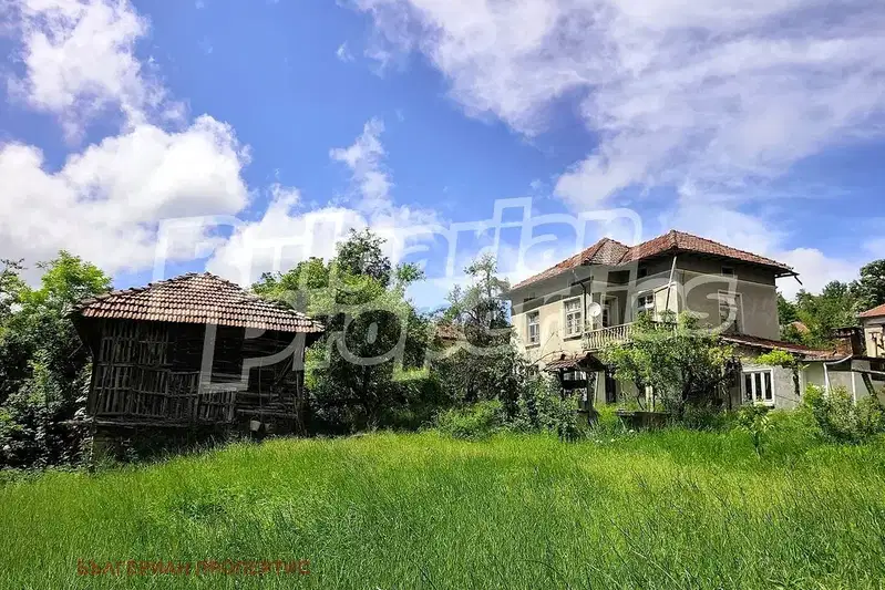 House with large plot and outbuildings in the village of Idilevo