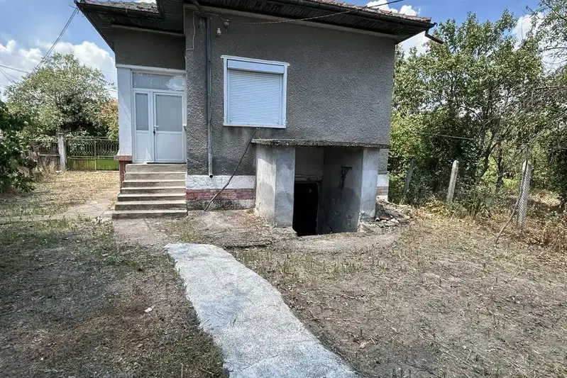 Къща с 3 стаи и голям двор в с. Иново, област Видин