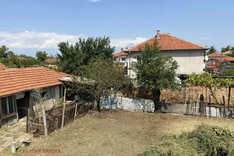 Двуетажна къща с 5 стаи в с. Калояново, обл. Пловдив