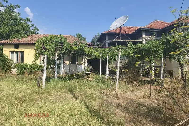 Къща с 3 стаи в с. Карабунар до фермерския пазар