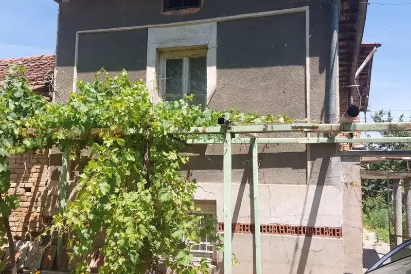 Къща с 6 стаи в с. Комарево, област Плевен с двор и стопански постройки