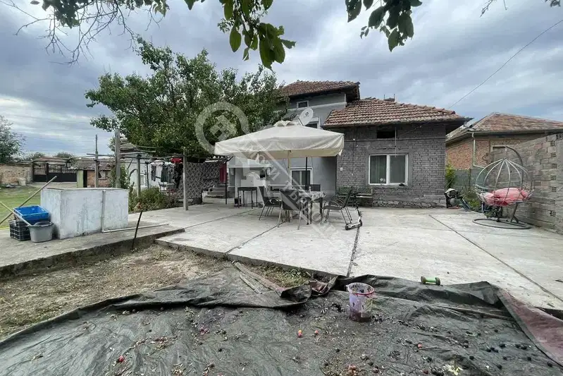 Двуетажна къща с двор в с. Козловец, област Велико Търново
