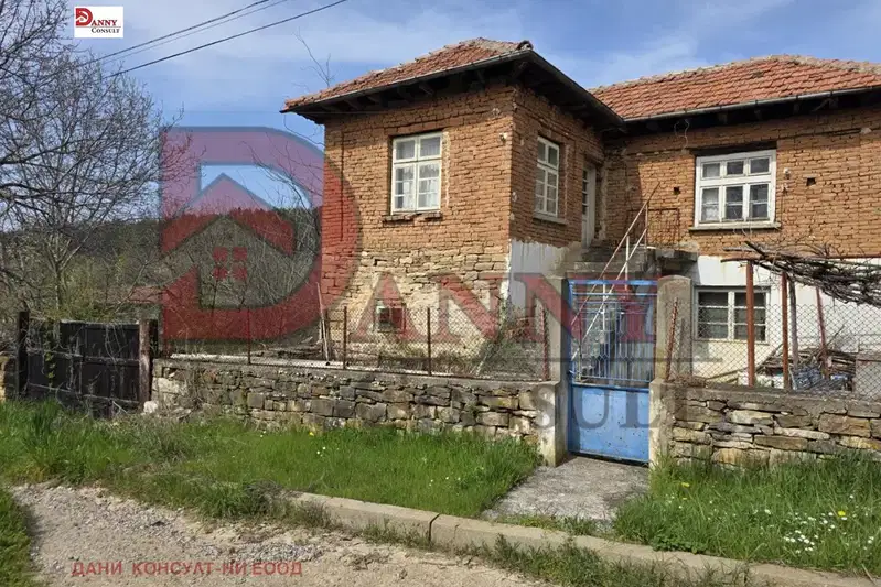 Двуетажна къща с двор в с. Крушево, област Габрово