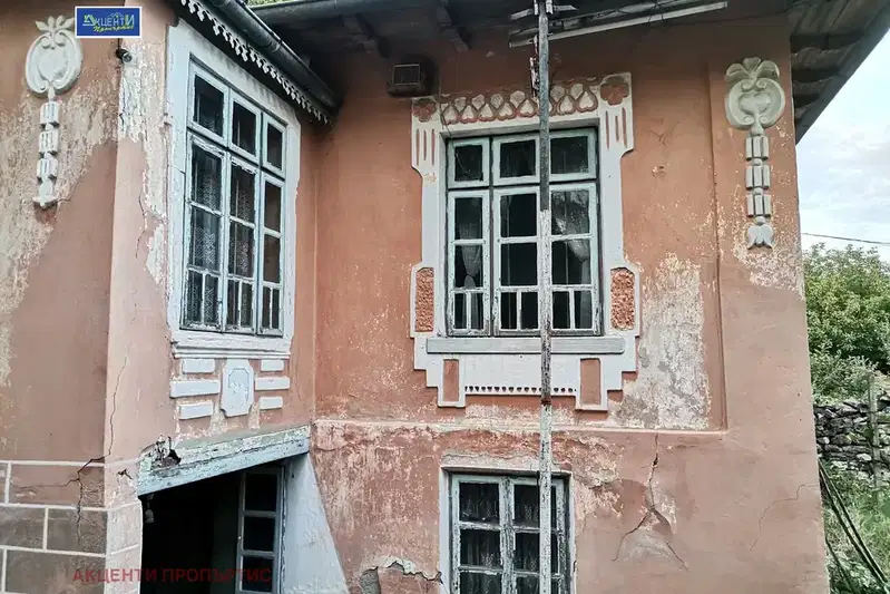 House with 3 rooms and large yard in Kucina village, Veliko Tarnovo region