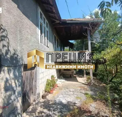 Снимка 3 — Двуетажна къща с голям двор в с. Лиси връх, област Шумен
