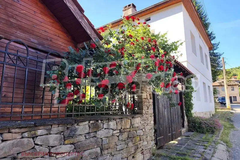 Къща с 4 стаи в с. Ломец, област Ловеч с автентичен двор