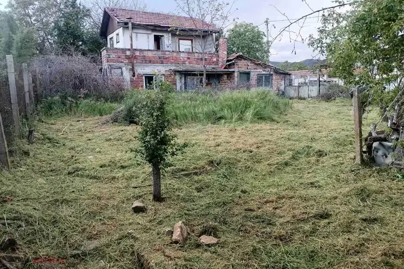Къща с 4 стаи в с. Лозен, обл. Стара Загора с двор