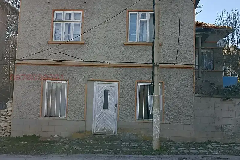 Двуетажна къща с 3 спални в с. Макариополско, област Търговище